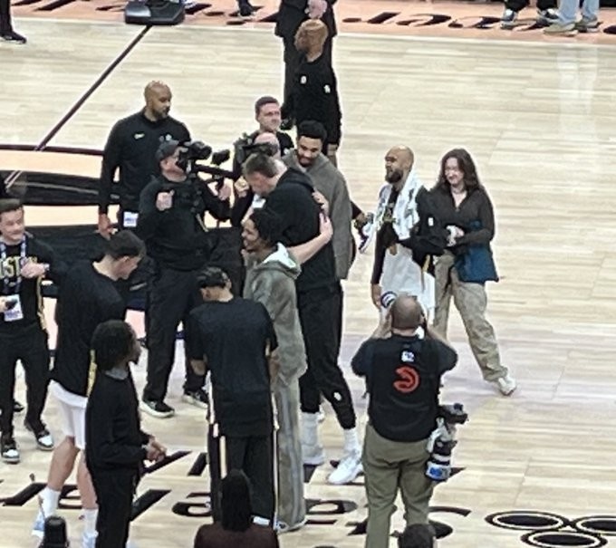 天博官网-一起拿过冠军!波尔津吉斯赛后与豪泽、塔图姆、怀特寒暄