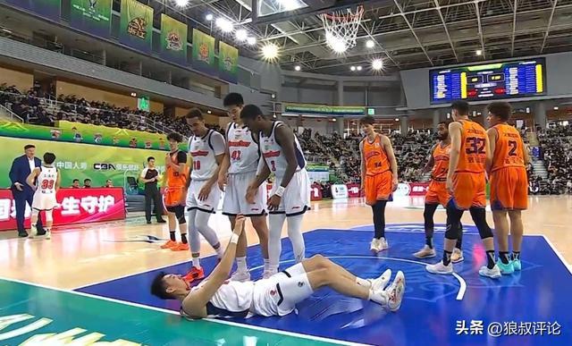 天博体育平台-惨烈!王少杰鼻子被打出血被迫下场治疗引关注 杜锋脸如铁色