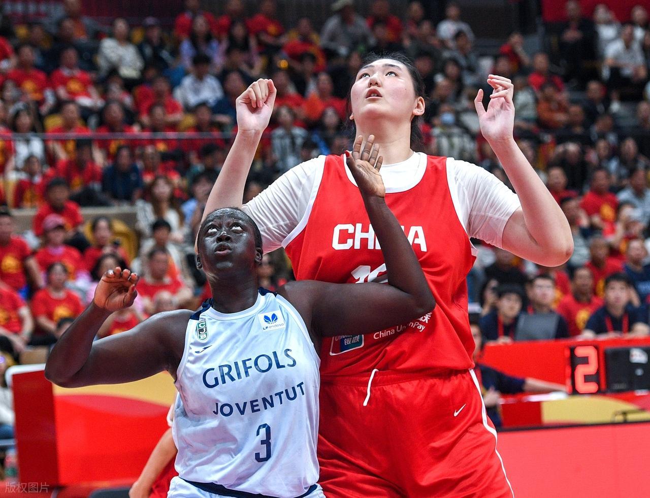 天博体育平台-29岁！没组织没进攻，上场就是4打5，球迷：她怎么进的中国女篮？